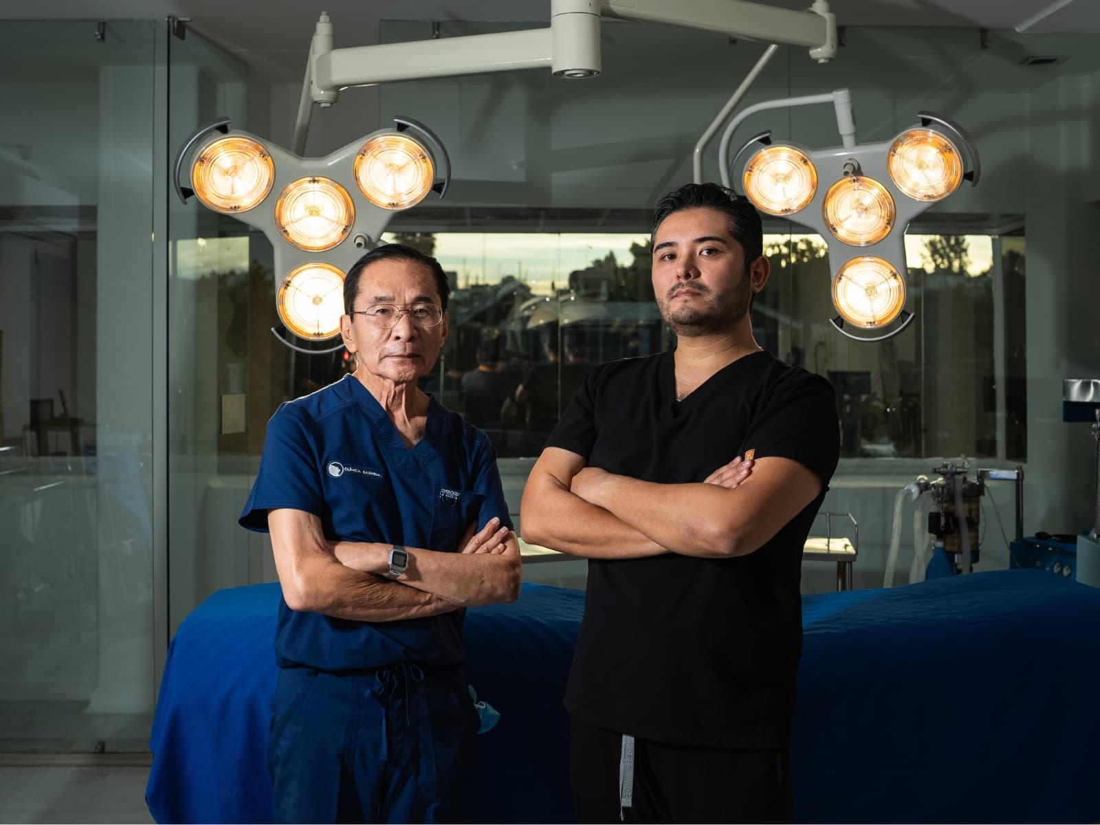 El Dr. José de Jesús Sashida Key y el Dr. Hirosi Sashida Méndez, cirujanos plásticos, en el quirófano de Clínica Sashida